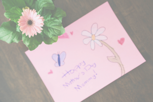 ピンクの花とHappy Mother's Dayの文字が書いてあるポストカード