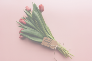 赤い花束とHappy mothers Dayの文字